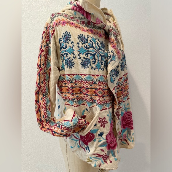 BIYA cropped hoodie - Picture 5 of 5